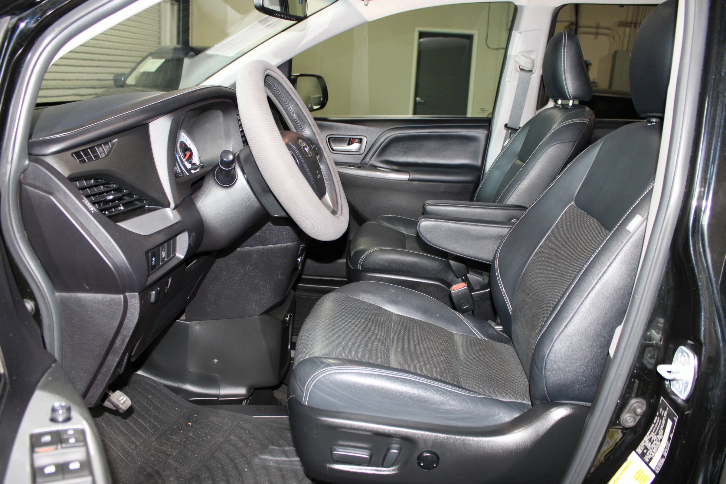 Used 2015 Toyota Sienna SE w/ SE Preferred Package FWD image 11