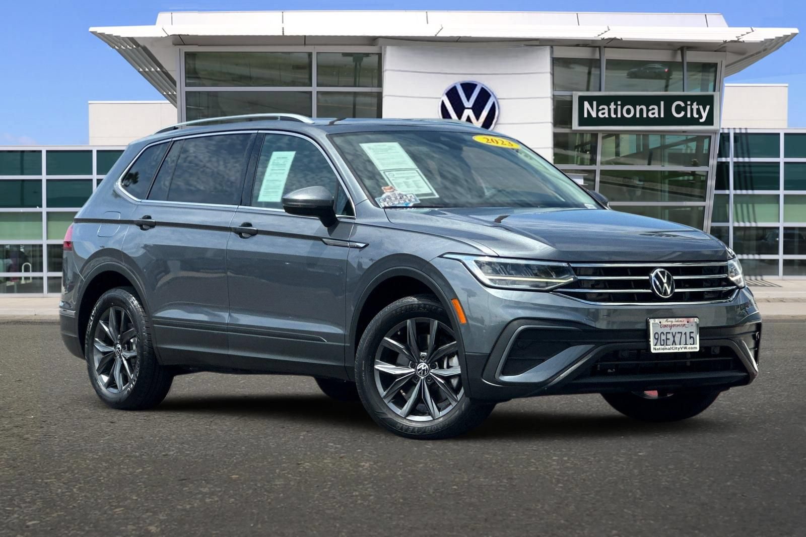 Used 2023 Volkswagen Tiguan SE w/ Panoramic Sunroof Package FWD image 2