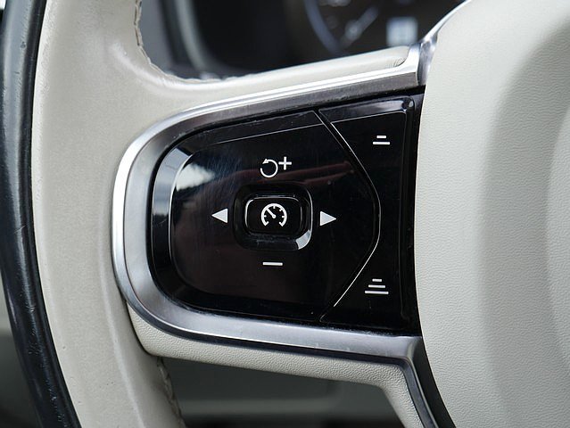 Used 2016 Volvo XC90 T6 Momentum w/ Momentum Plus Package image 31