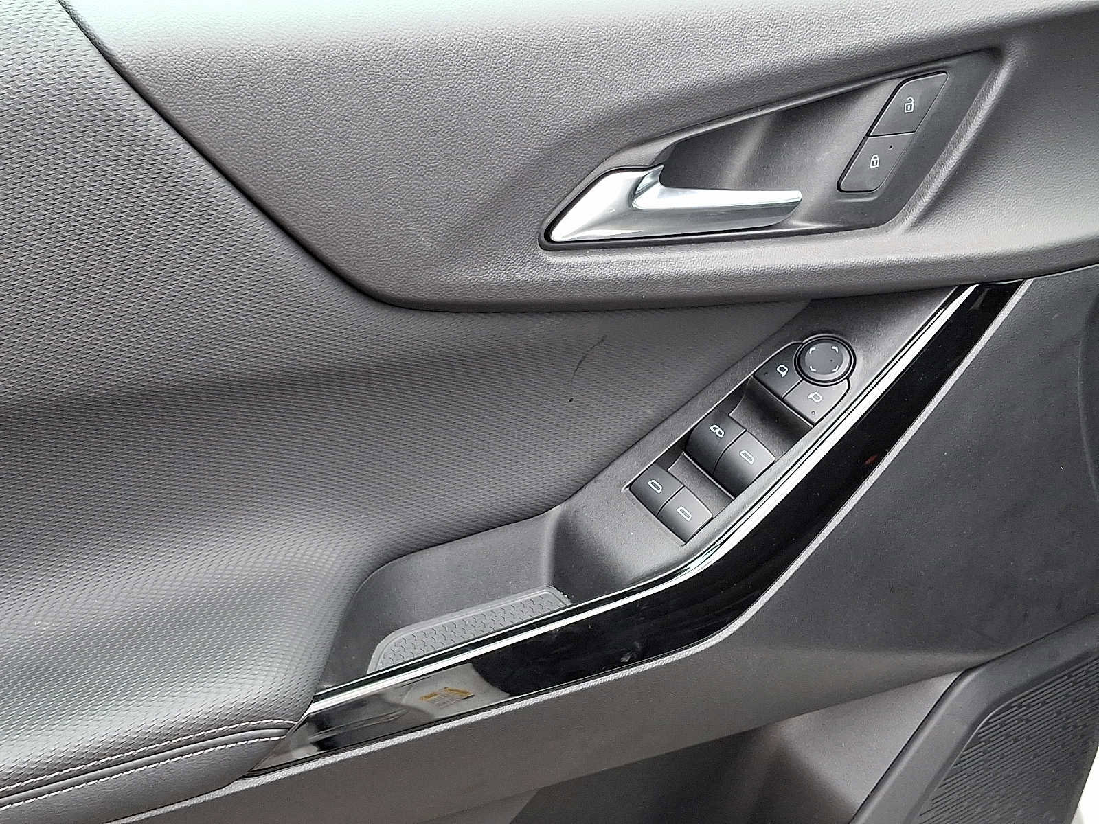 Used 2025 Chevrolet Equinox LT w/ Safety and Technology Package image 12