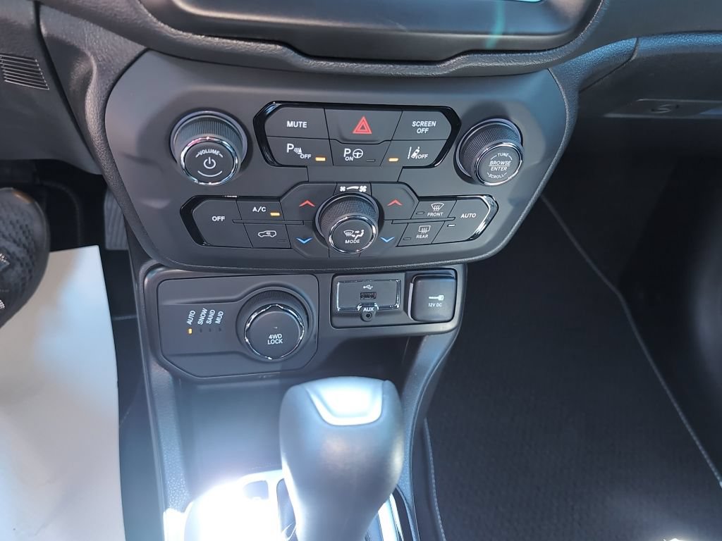 Used 2021 Jeep Renegade Latitude w/ Luxury Group II AWD/4WD image 21