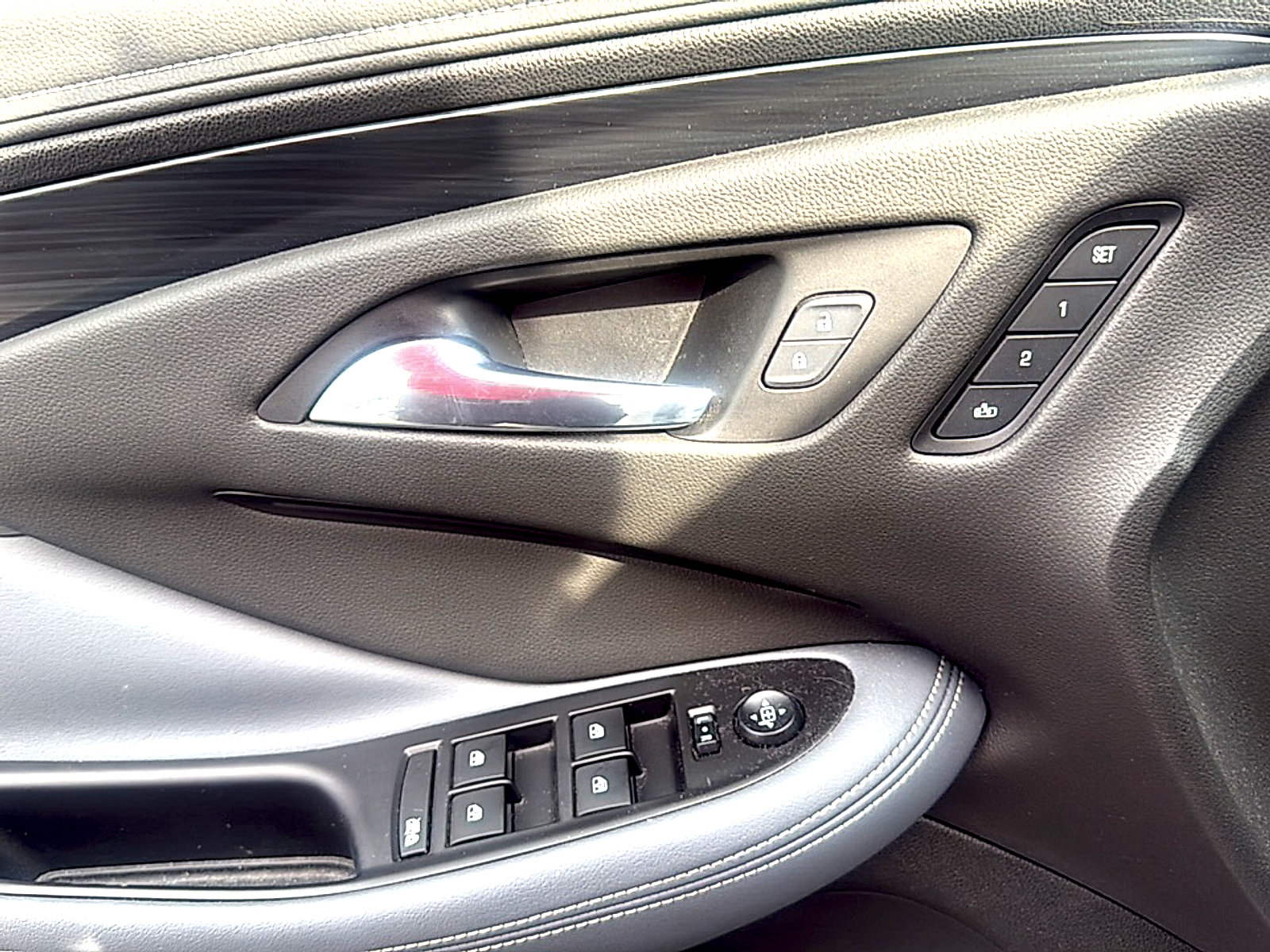 Used 2019 Buick Envision Essence FWD image 6