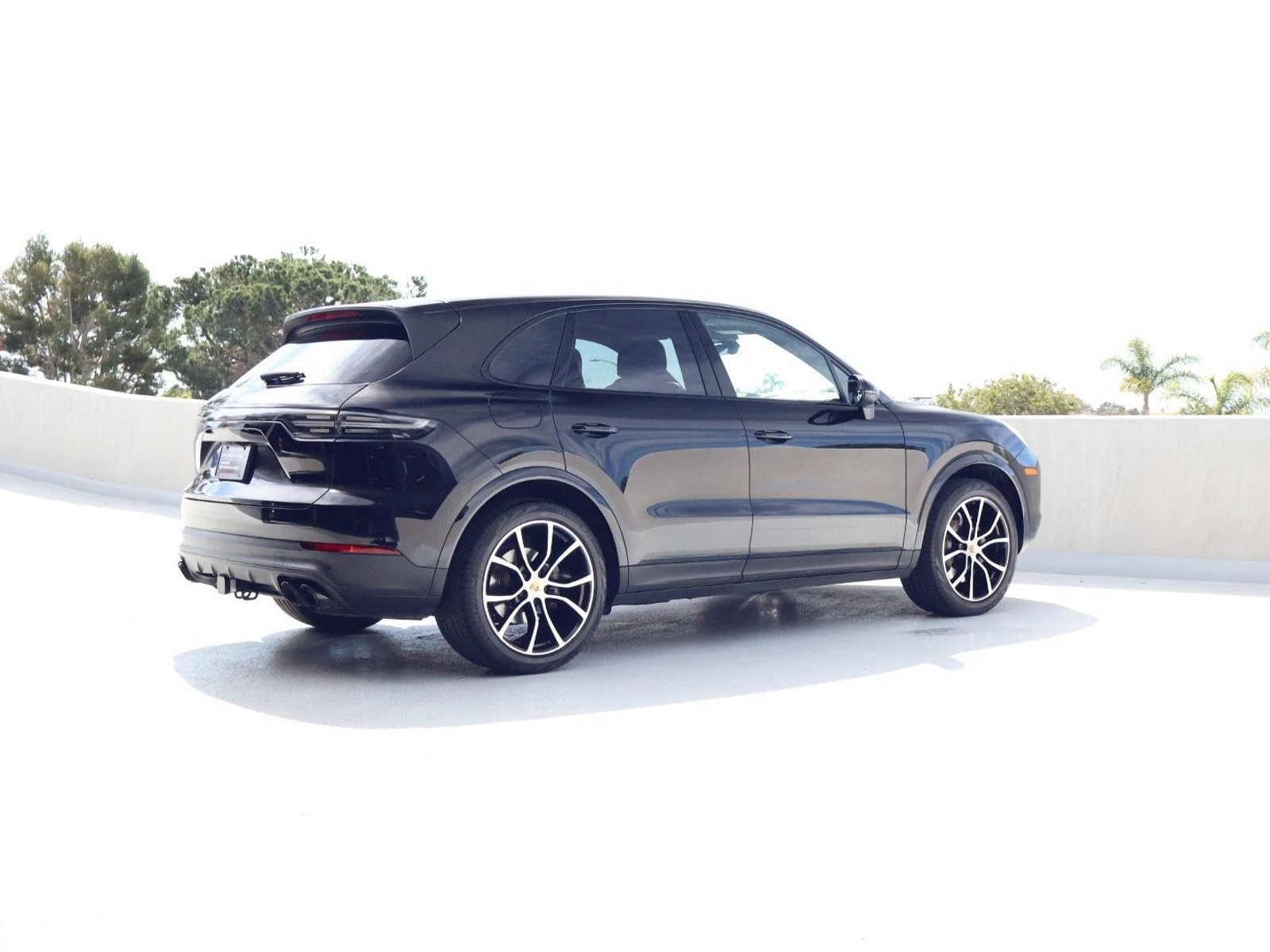 Certified 2023 Porsche Cayenne Platinum Edition image 8