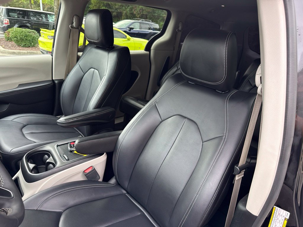Used 2024 Chrysler Pacifica Touring-L FWD image 18