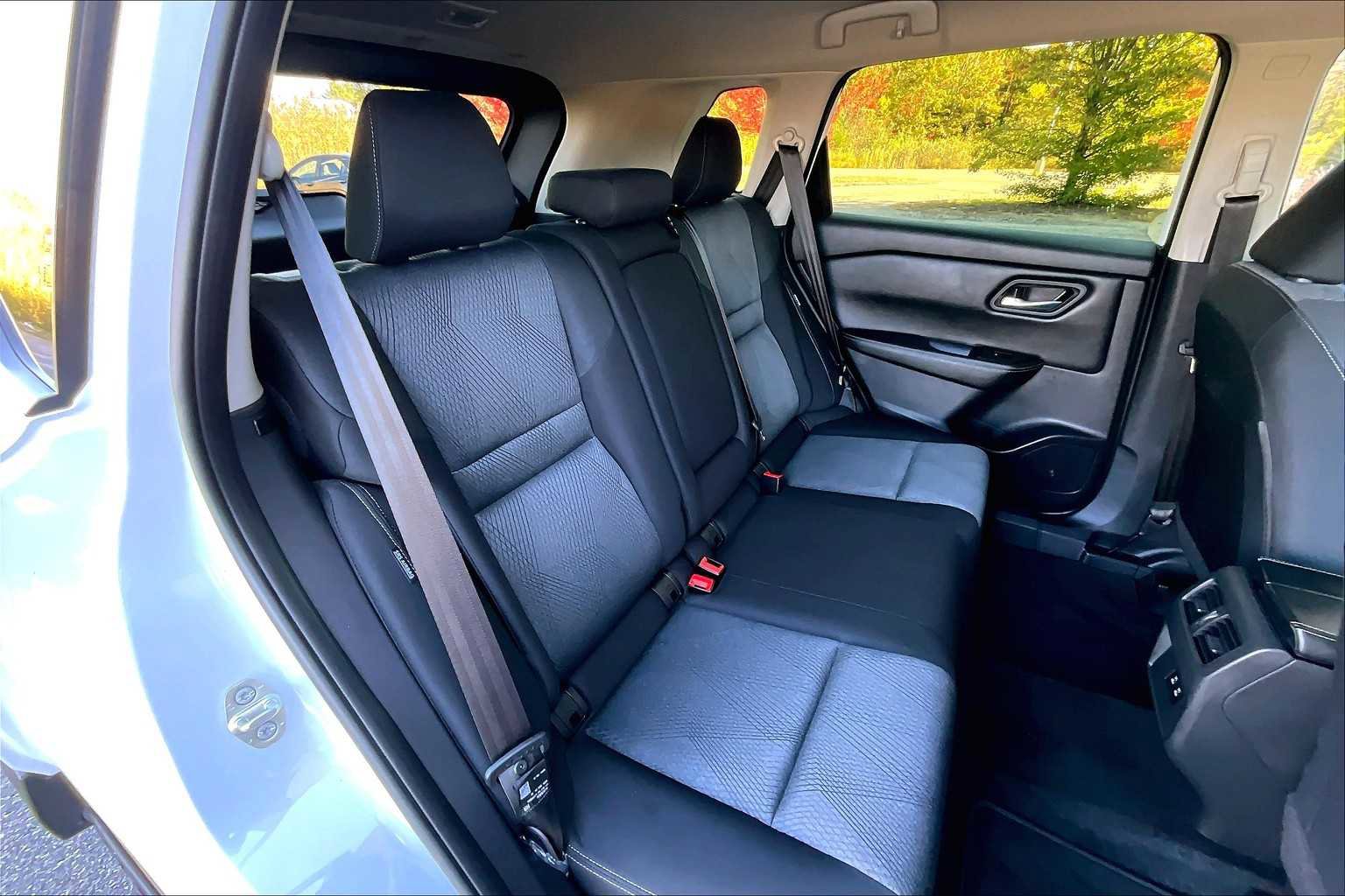 Used 2025 Nissan Rogue SV image 19