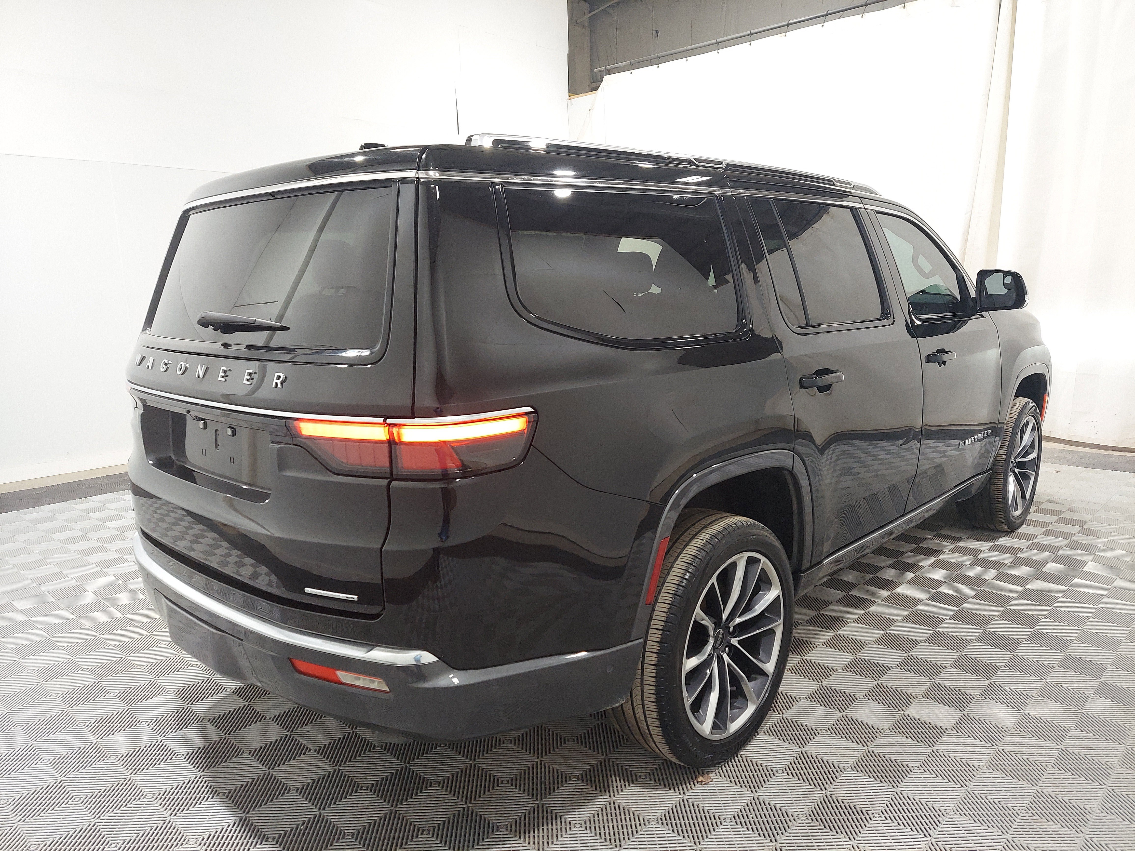 Used 2022 Jeep Wagoneer Series III w/ Premium Group I AWD/4WD image 3