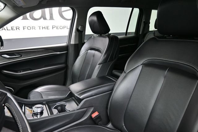 Used 2024 Jeep Grand Cherokee L Limited w/ Black Appearance Package AWD/4WD image 16