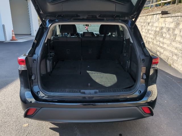 Used 2022 Toyota Highlander LE AWD/4WD image 28