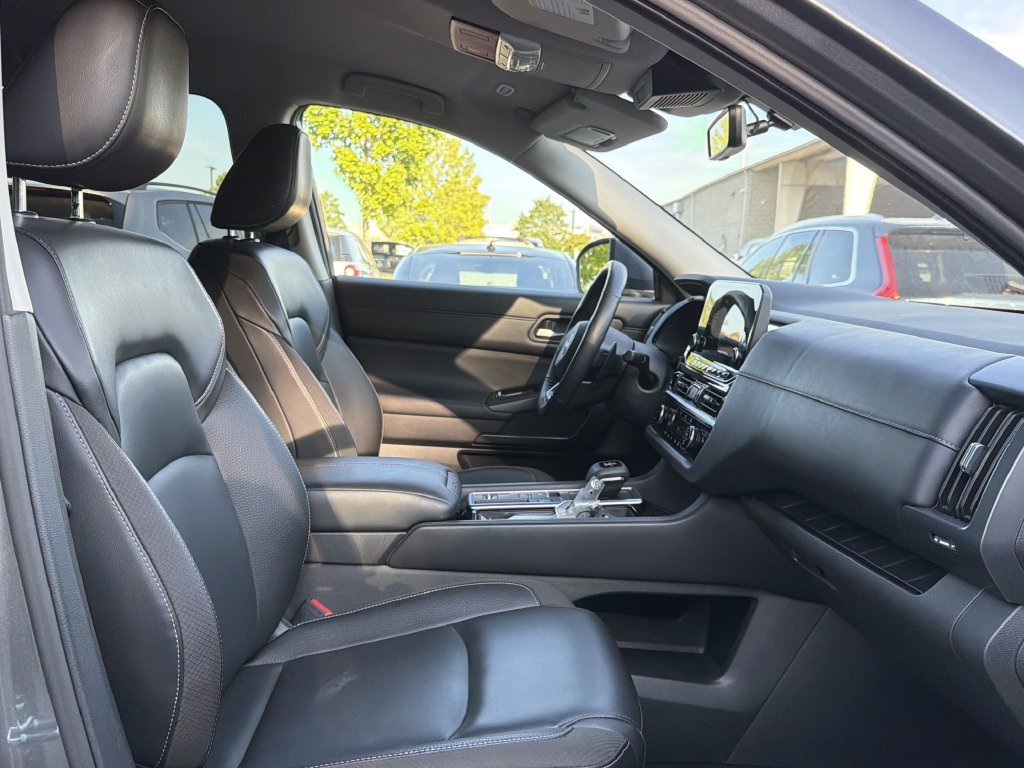 Used 2025 Nissan Pathfinder SL FWD image 20