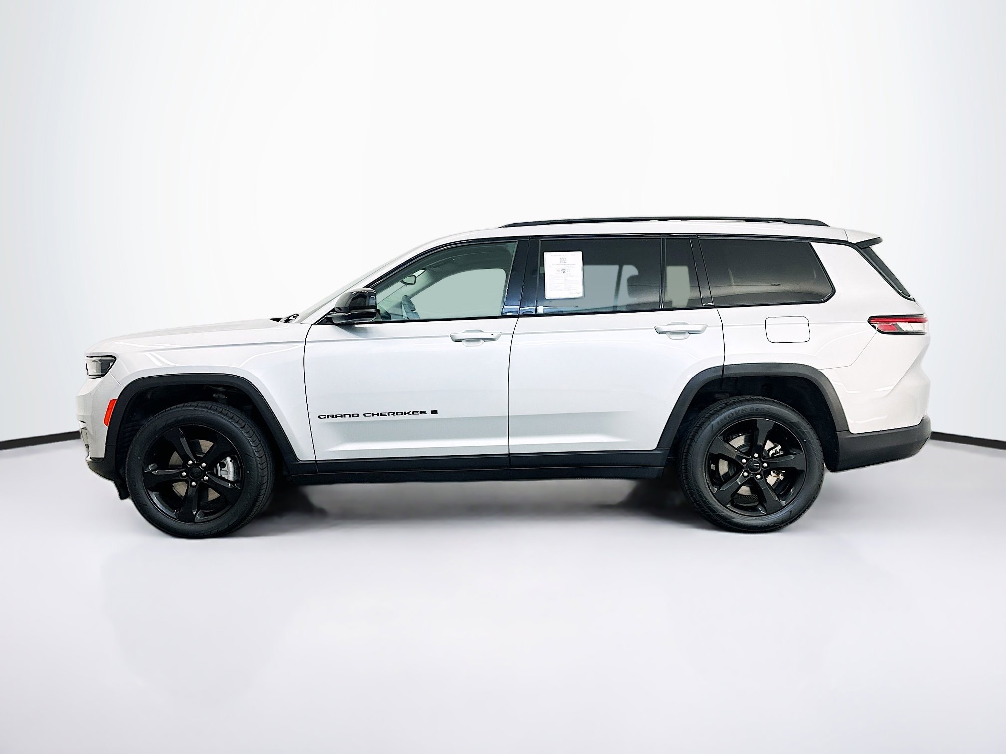 Used 2023 Jeep Grand Cherokee L Limited w/ Black Appearance Package image 4