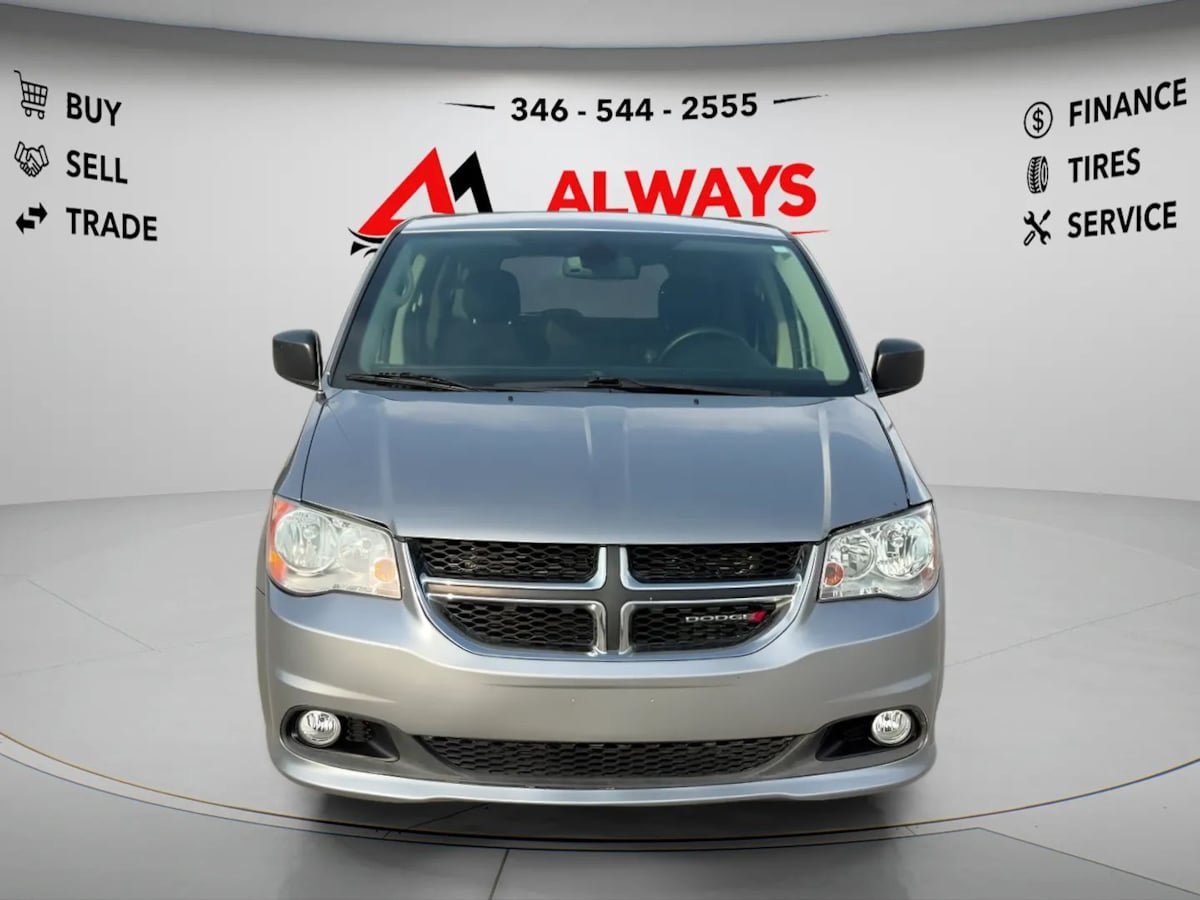 Used 2018 Dodge Grand Caravan SE w/ UConnect Hands-Free Group FWD image 2