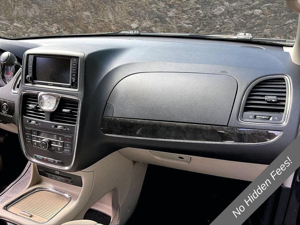 Used 2014 Chrysler Town & Country Touring-L w/ Driver Convenience Group FWD image 13