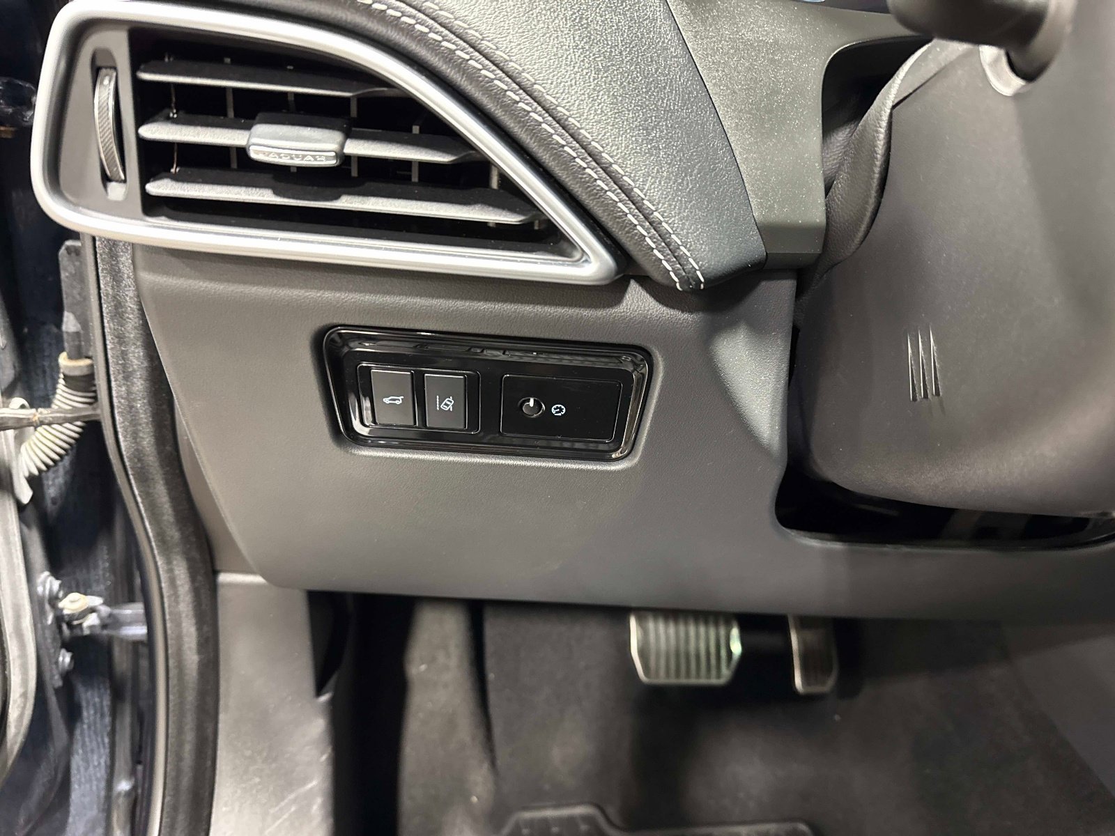 Used 2018 Jaguar F-PACE S image 33