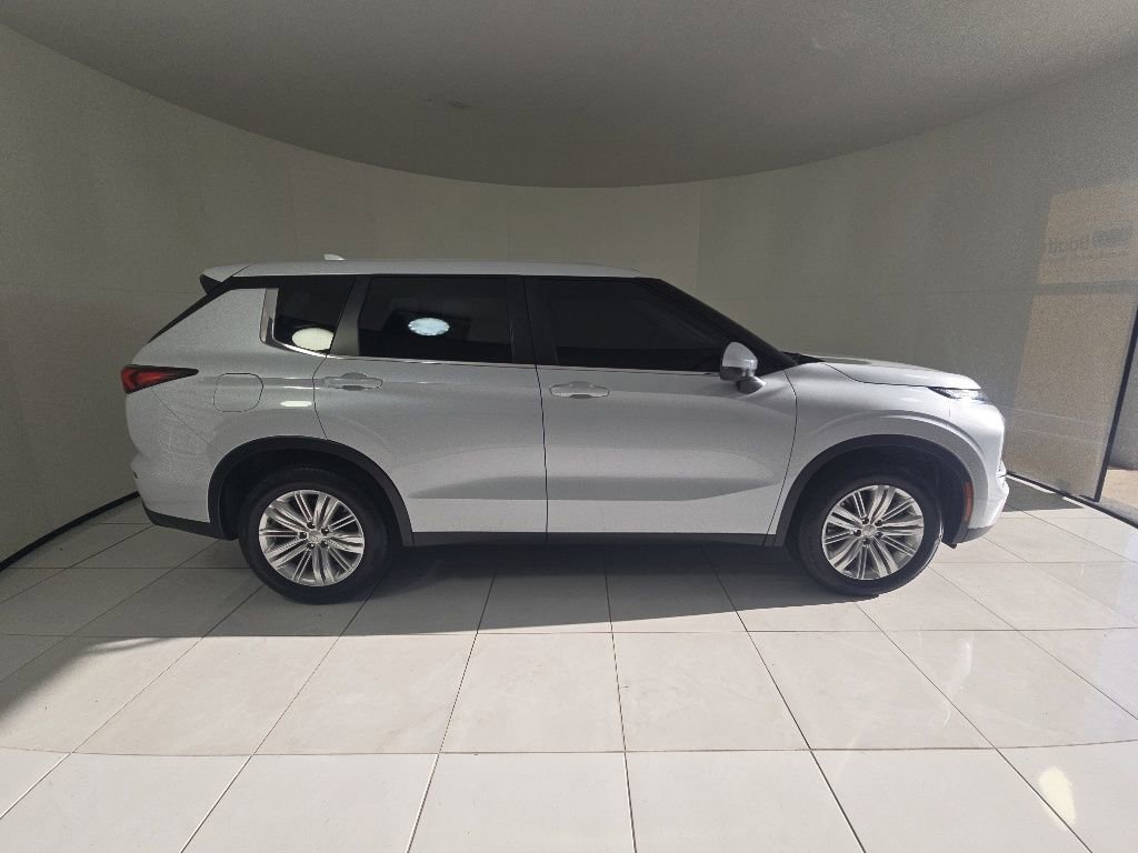 Used 2024 Mitsubishi Outlander ES FWD image 3