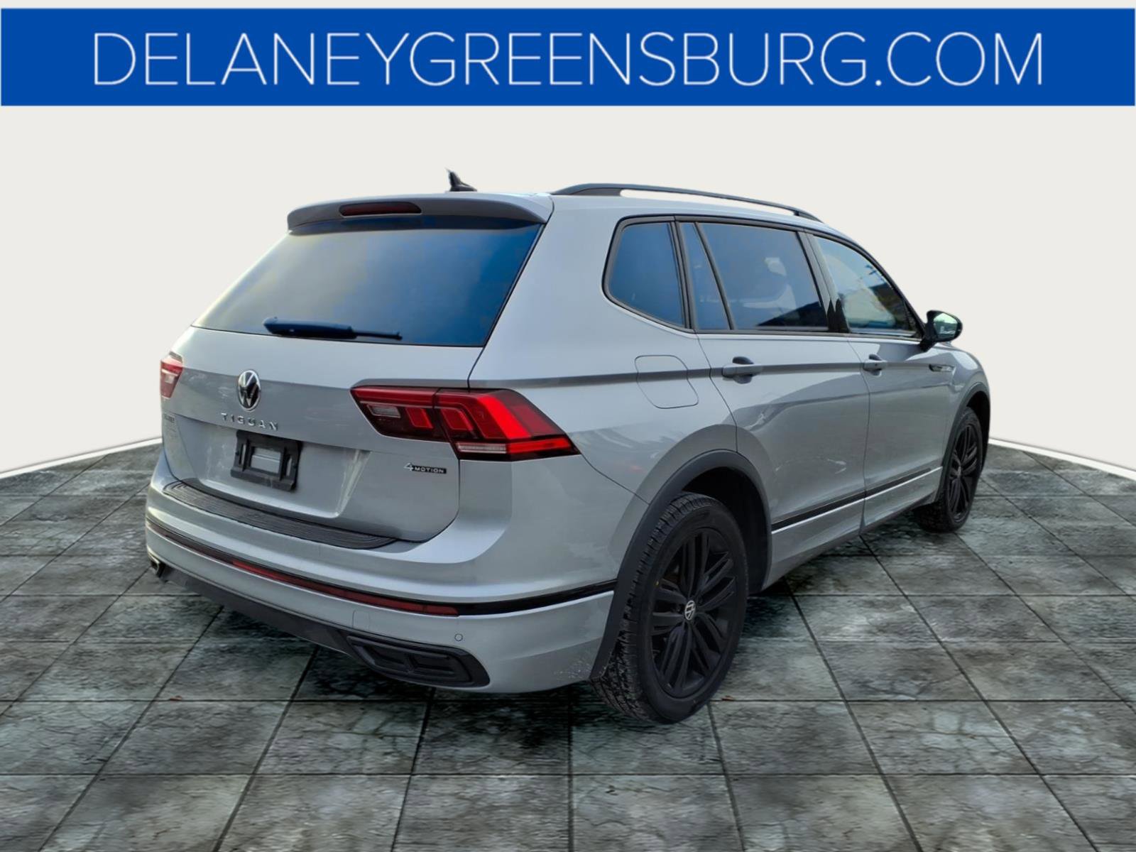 Used 2022 Volkswagen Tiguan SE R-Line image 3