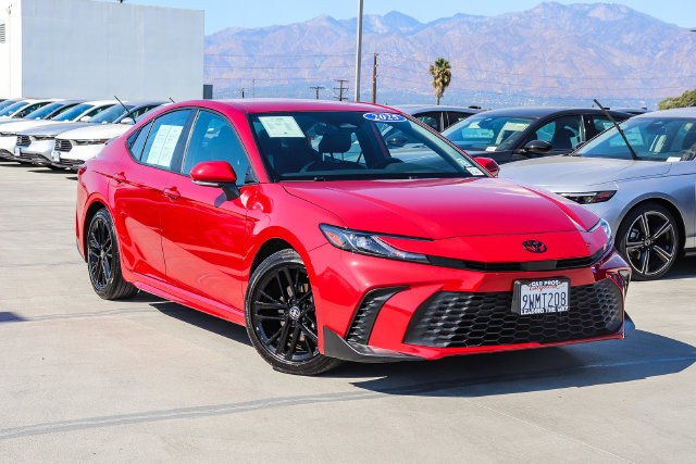 Used 2025 Toyota Camry SE w/ Convenience Package FWD image 1