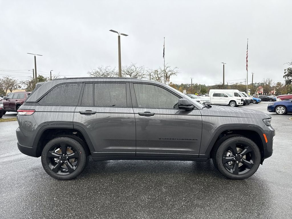 New 2025 Jeep Grand Cherokee Altitude image 2