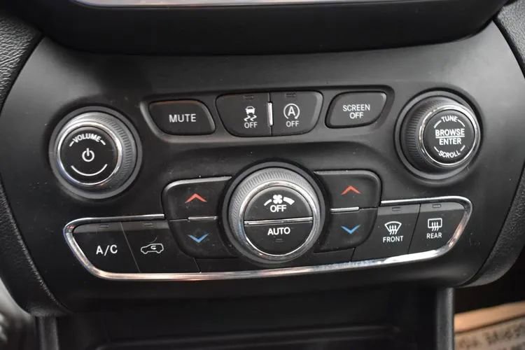 Used 2022 Jeep Cherokee Limited AWD/4WD image 34