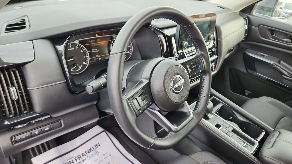 Used 2025 Nissan Pathfinder SV image 18