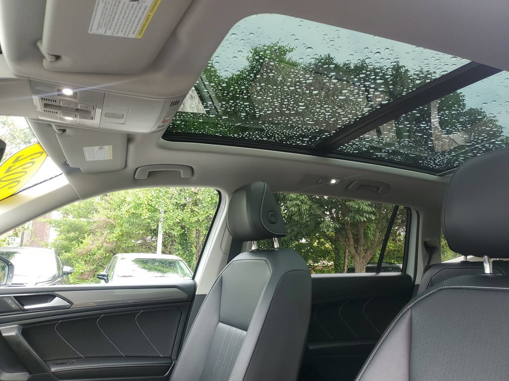 Used 2022 Volkswagen Tiguan SE w/ Panoramic Sunroof Package AWD/4WD image 18