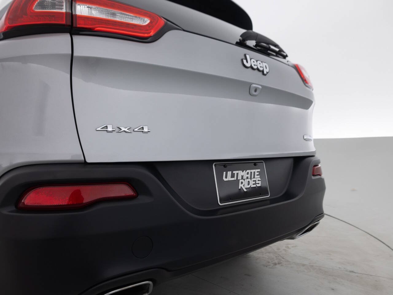 Used 2015 Jeep Cherokee Latitude w/ Comfort/Convenience Group AWD/4WD image 16