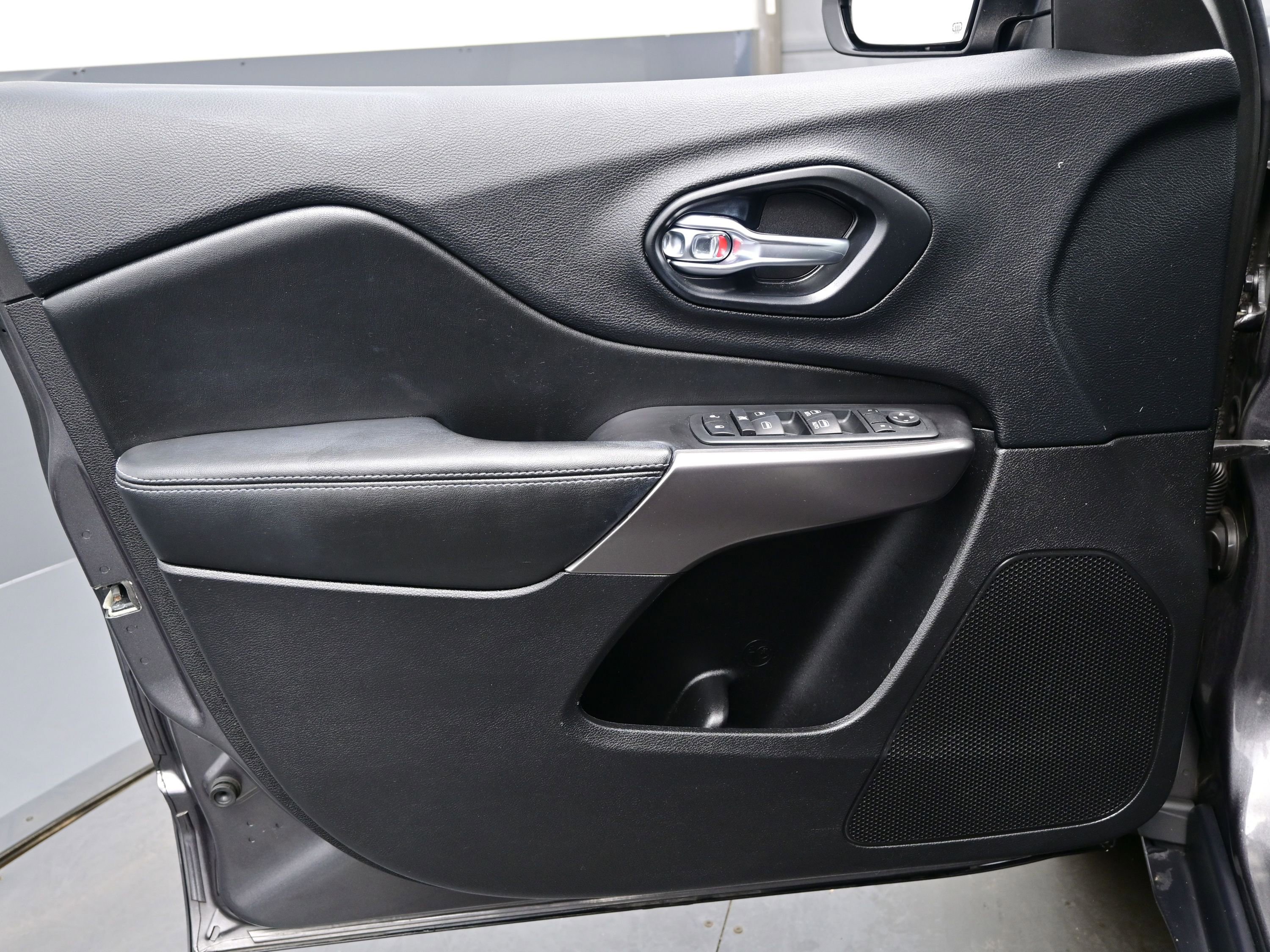 Used 2020 Jeep Cherokee Latitude Plus w/ Comfort/Convenience Group image 9