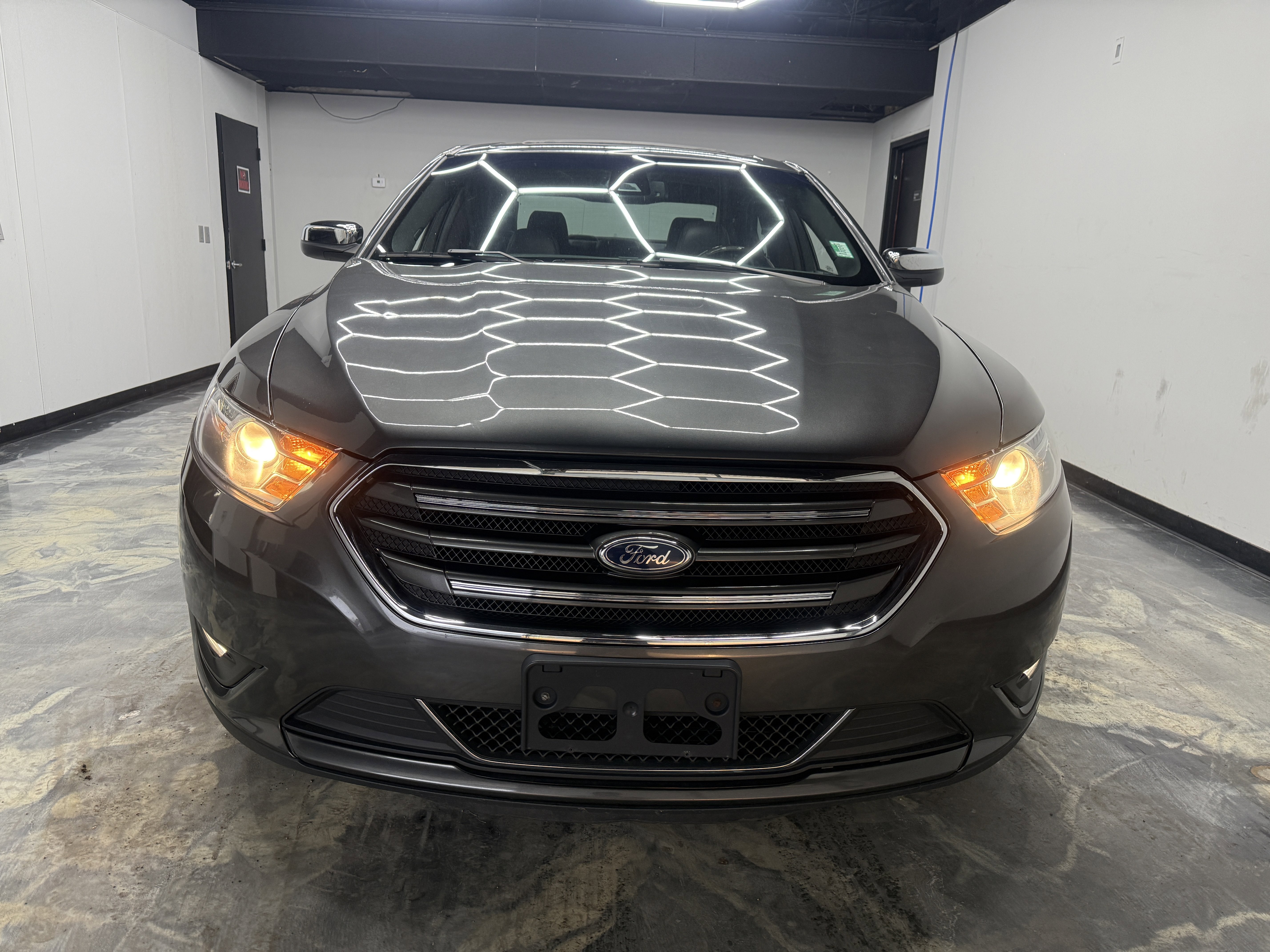 Used 2017 Ford Taurus Limited image 6