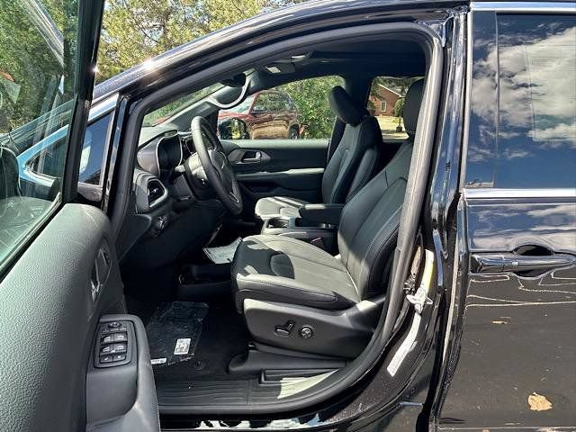 New 2026 Chrysler Pacifica Select FWD image 16