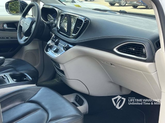 Used 2024 Chrysler Pacifica Limited FWD image 28