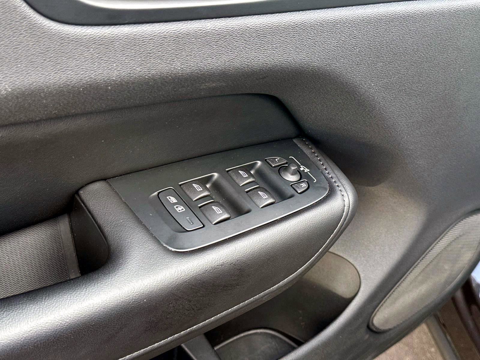 Certified 2025 Volvo XC60 B5 Plus image 18