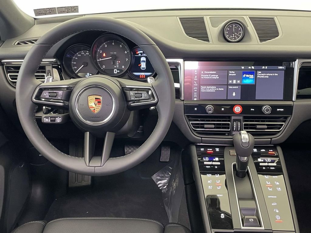 New 2025 Porsche Macan Base image 27