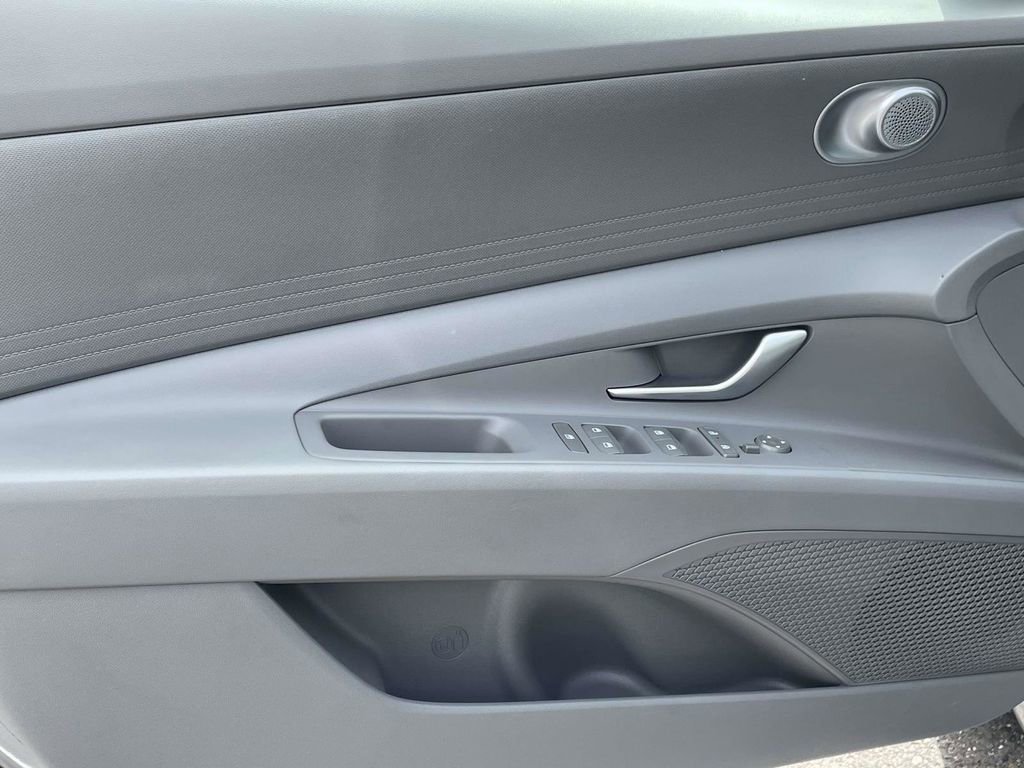 Certified 2026 Hyundai Elantra SE FWD image 13