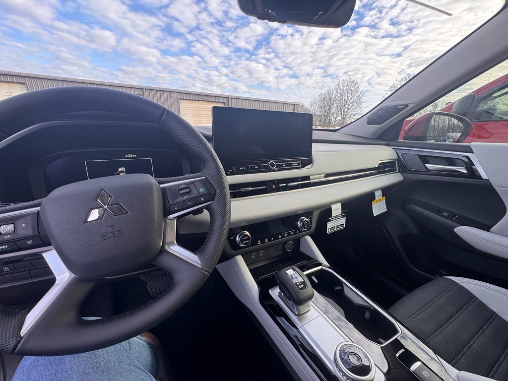 New 2026 Mitsubishi Outlander LE image 12