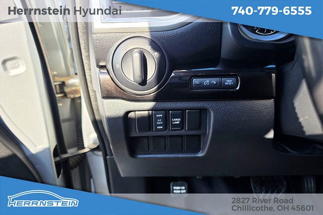 Used 2018 Nissan Titan SV AWD/4WD image 17