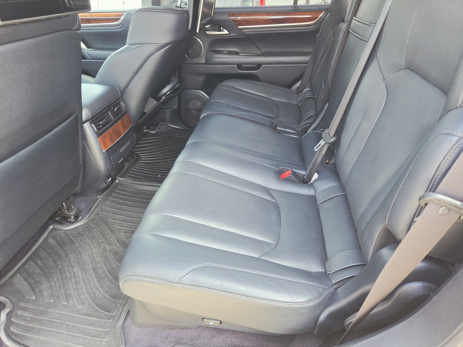 Used 2017 Lexus LX 570 4WD w/ Luxury Package image 16
