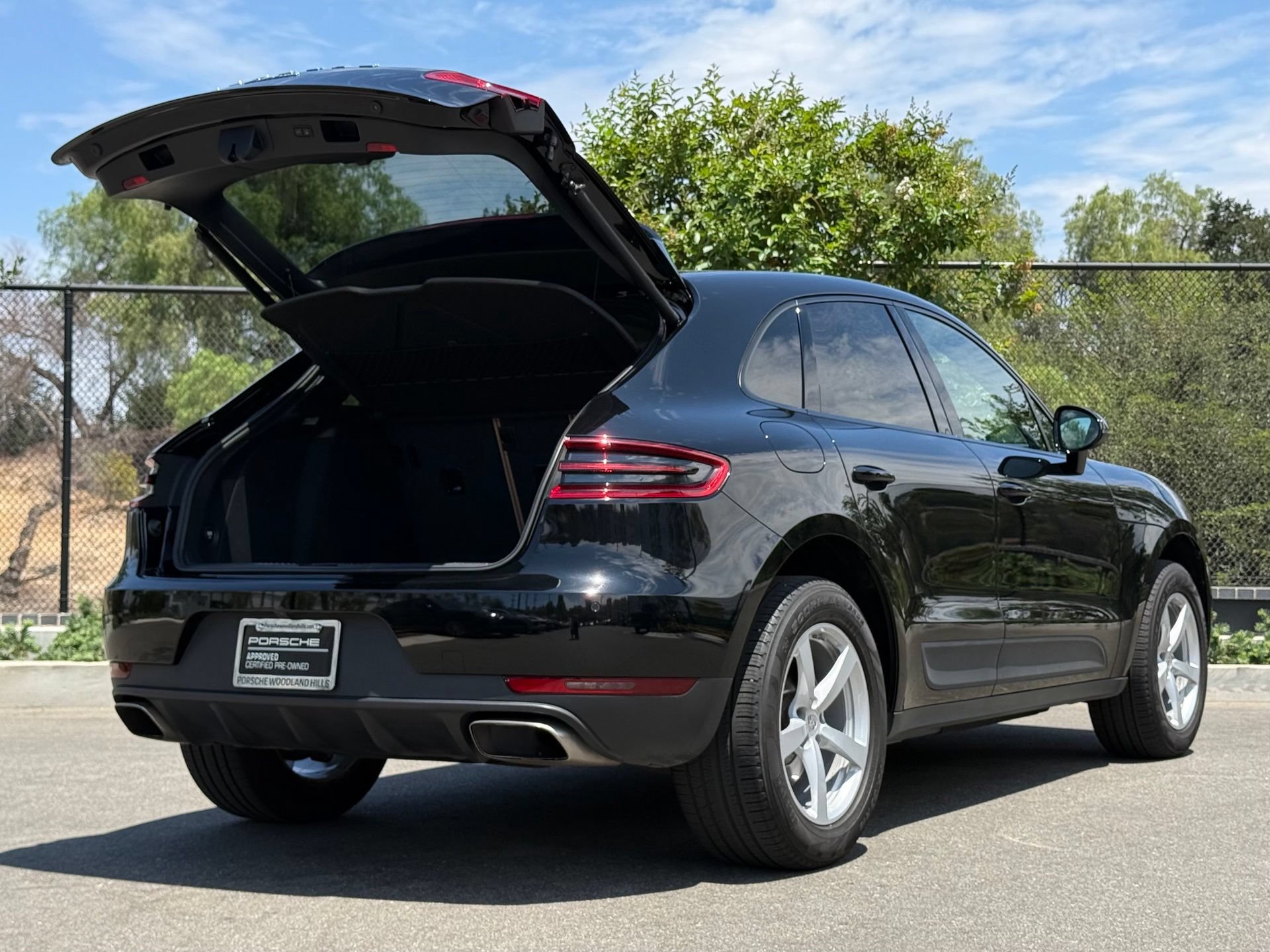 Certified 2017 Porsche Macan AWD/4WD image 31