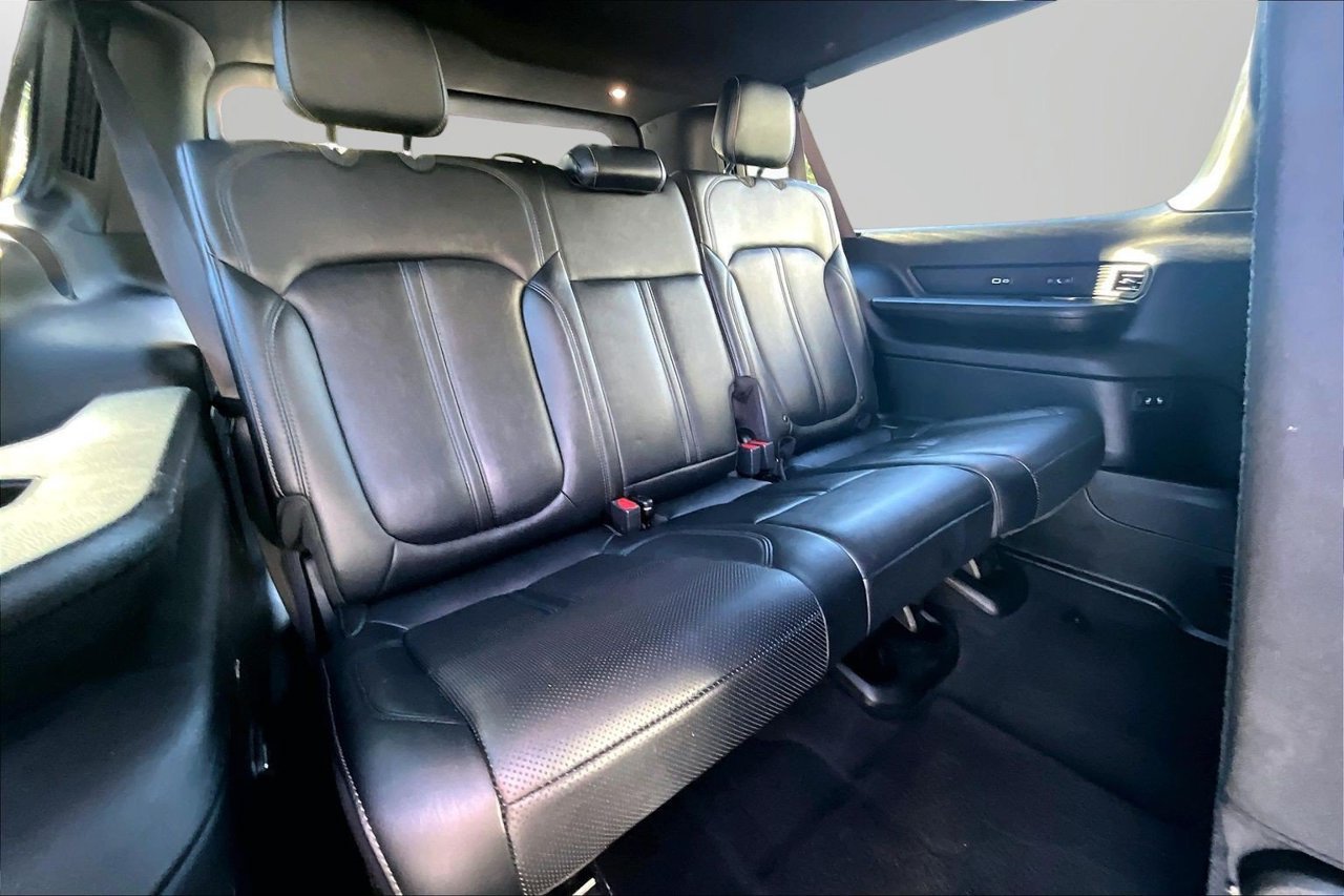 Certified 2024 Jeep Wagoneer L Series II w/ Flexible Seating Group AWD/4WD image 24