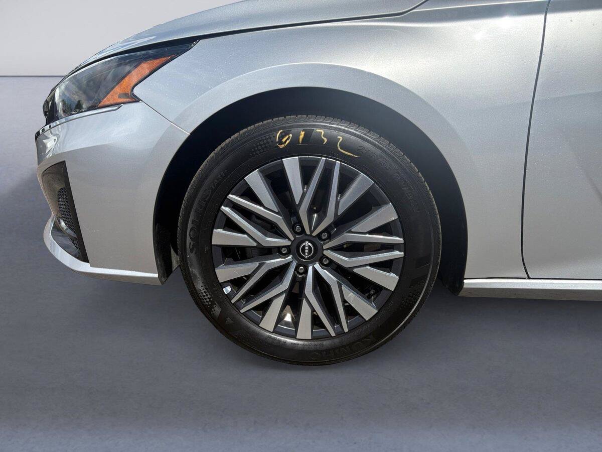 Used 2024 Nissan Altima 2.5 SV FWD image 14