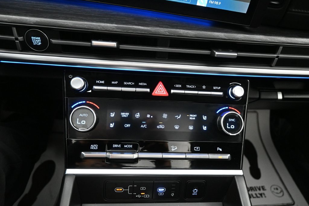 Used 2025 Hyundai Santa Fe Limited FWD image 14