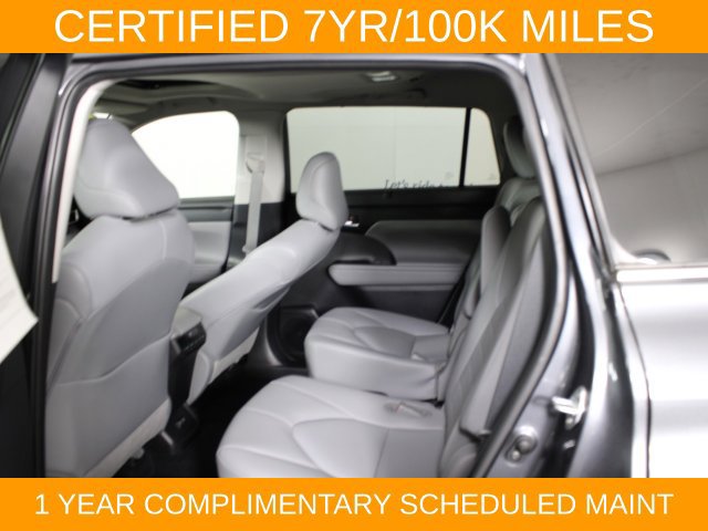 Used 2021 Toyota Highlander XLE AWD/4WD image 17