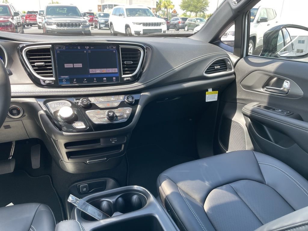 New 2026 Chrysler Pacifica Select image 21
