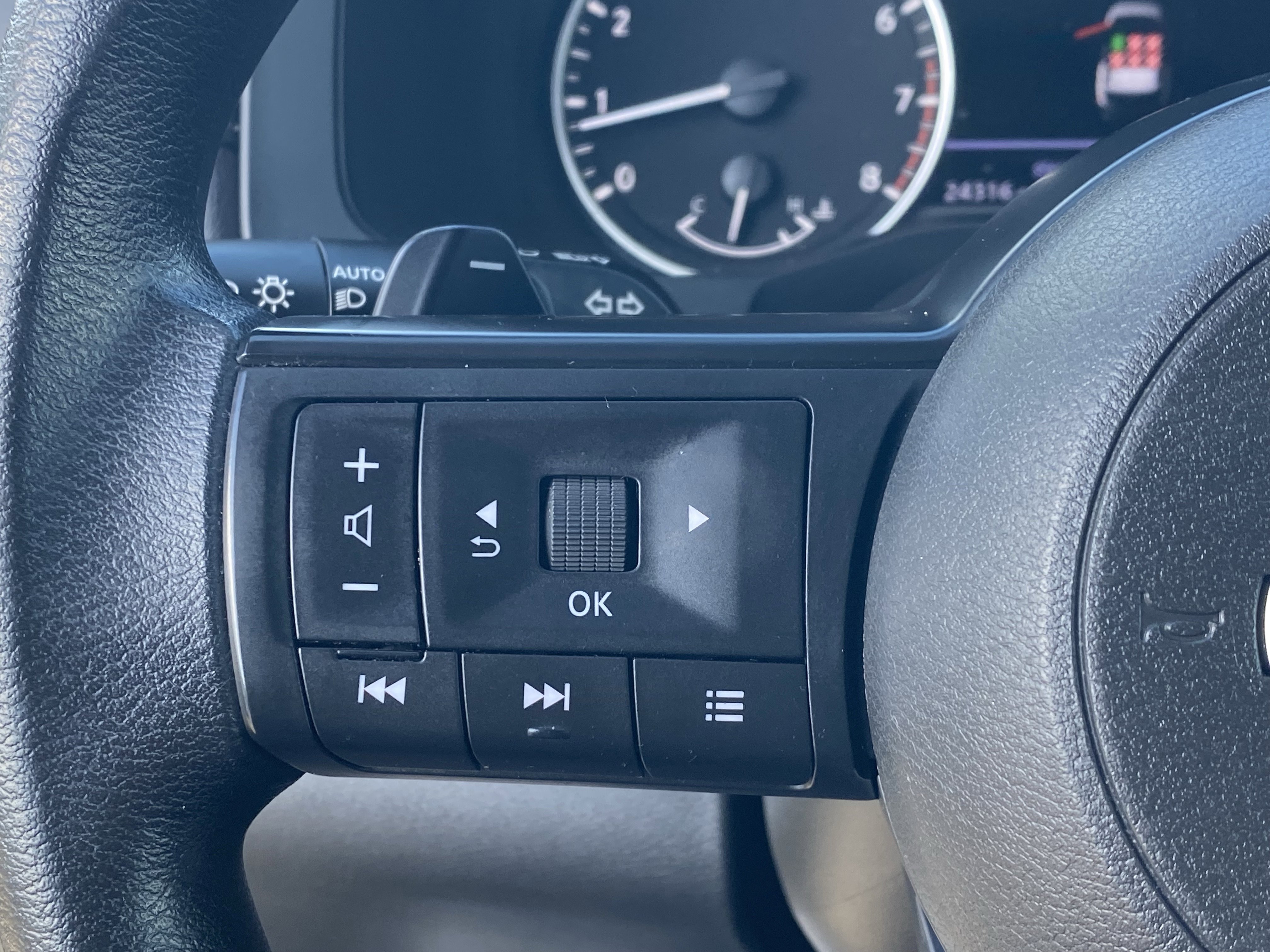 Used 2023 Nissan Pathfinder S image 27