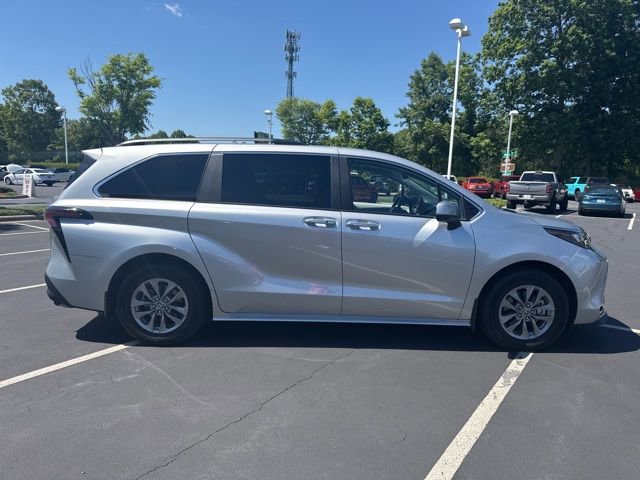 Used 2024 Toyota Sienna XLE FWD image 2