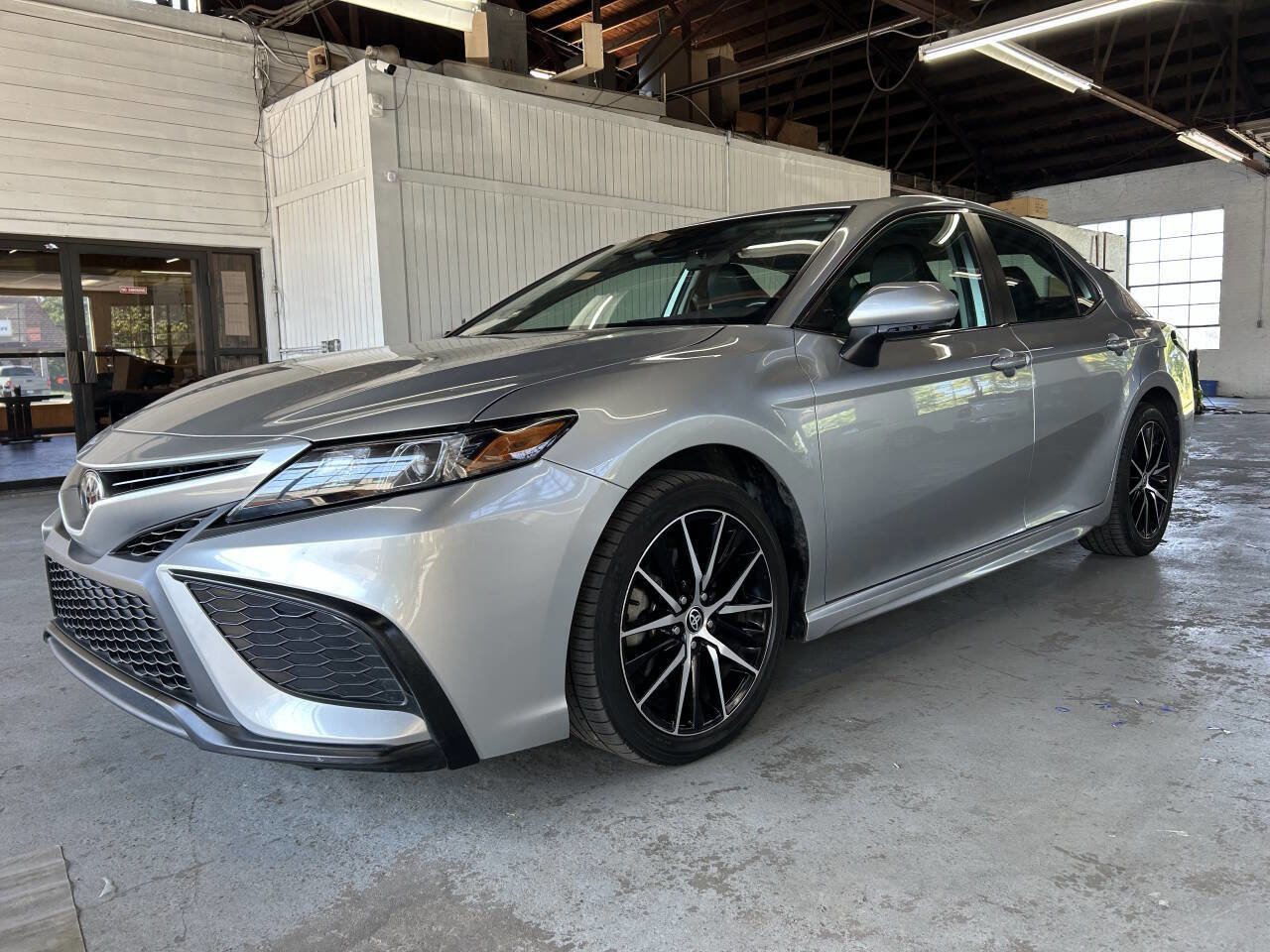 Used 2022 Toyota Camry SE image 1