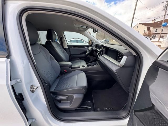 Used 2025 Volkswagen Tiguan SE image 24