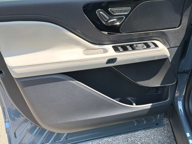 New 2026 Lincoln Aviator AWD w/ Jet Appearance Package image 11