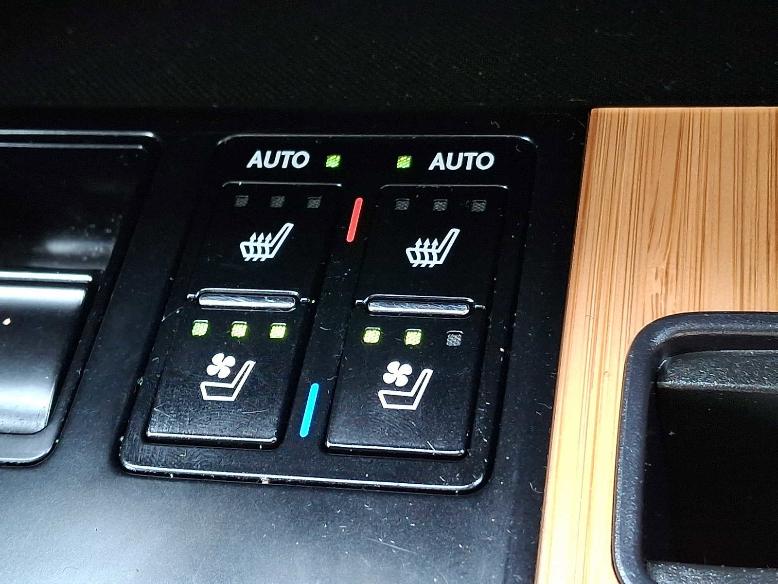 Used 2020 Lexus RX 350L Premium w/ Premium Package image 21