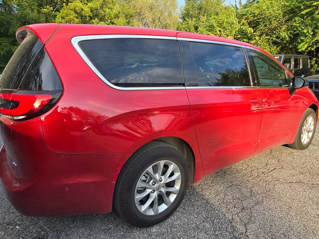 Used 2025 Chrysler Pacifica Select AWD/4WD image 8