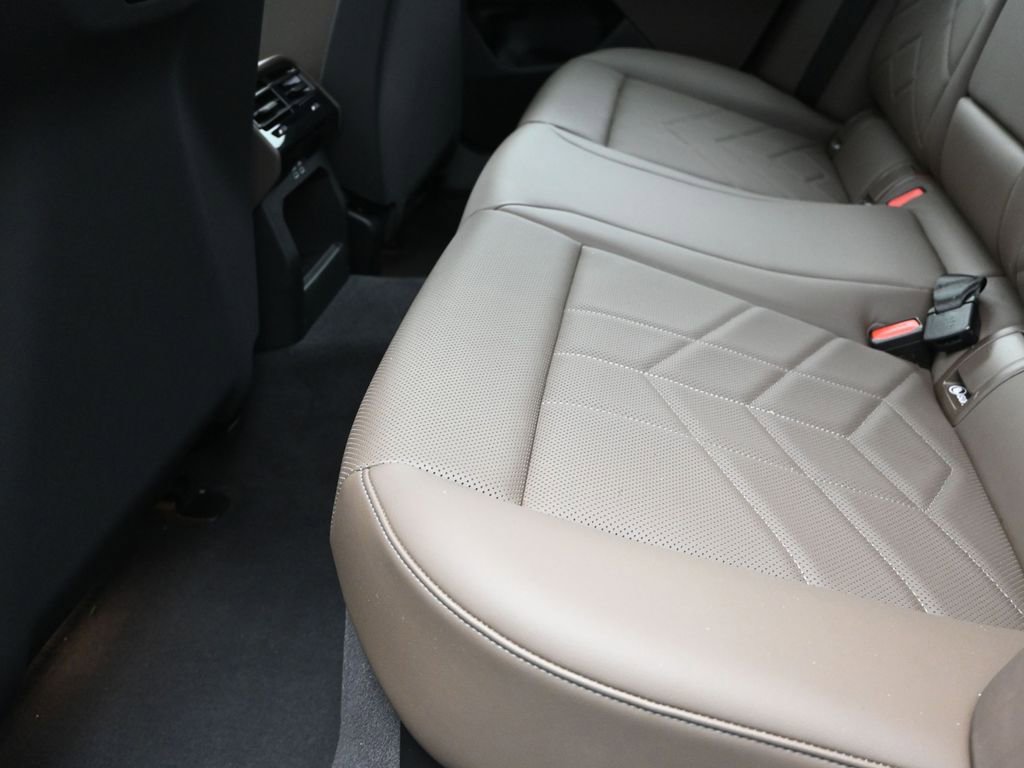 Certified 2025 BMW 530i image 16