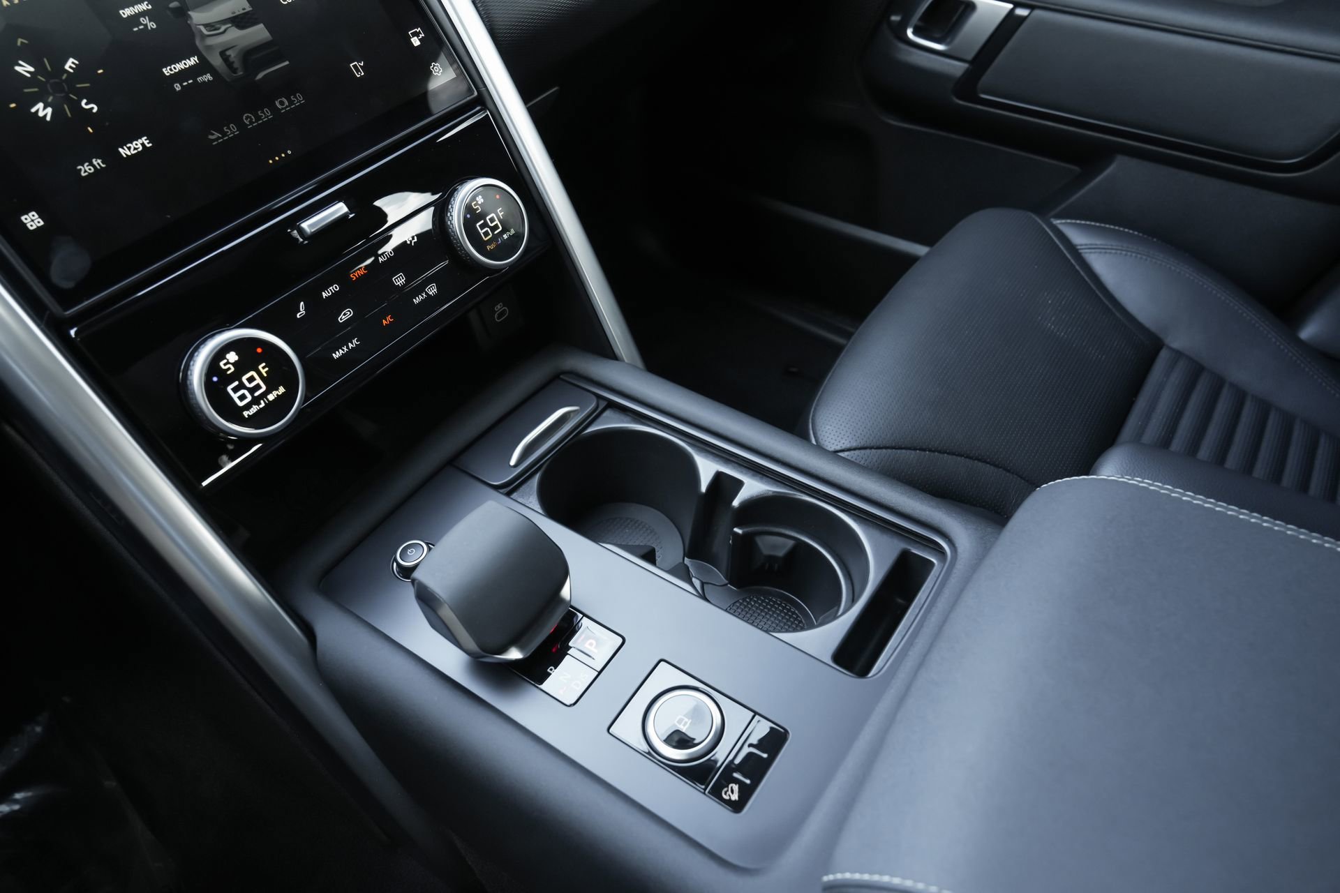 Used 2024 Land Rover Discovery Dynamic SE image 10